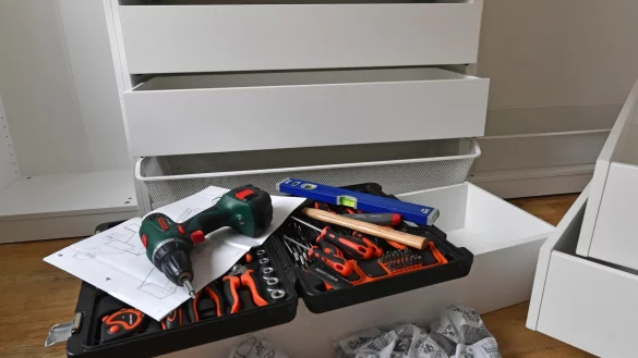 Ikea M&ouml;belmontage - &copy; Foto: Hendrik Schmidt/dpa