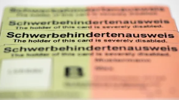 Schwerbehindertenausweis - &copy; Foto: Andrea Warnecke/dpa-tmn