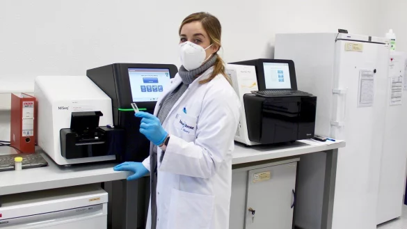 Molekular-Biologin Janine Silvery bereitet eine Probe vor, deren Erbinformationen (Genom) von der Maschine sequenziert werden sollen. - &copy; Peter Stuckhard