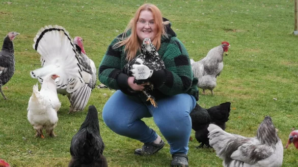 Nadine His mit ihrem geliebten Federvieh in ihrem Zuhause in Meierberg. - &copy; Sylvia Frevert