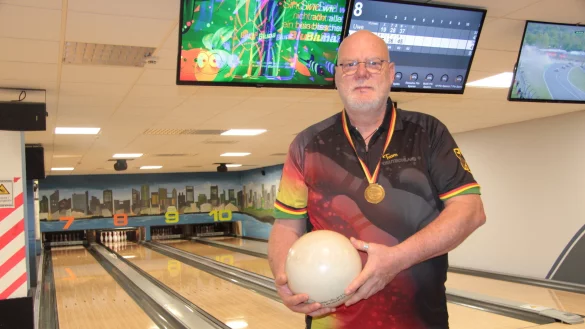 Die Goldmedaille h&auml;ngt ihm um den Hals. J&uuml;rgen Ohl ist erneut Deutscher Meister im Bowling bei den Senioren und Versehrten II. Der Profi gibt Tipps f&uuml;r Anf&auml;nger. - &copy; Karolina Schmidt