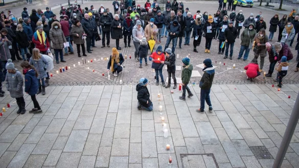 Mit Kerzen wurde ein Peace-Zeichen vor dem Rathaus ausgelegt. - © Sebastian Vogt/ Stadt Horn-Bad Meinberg