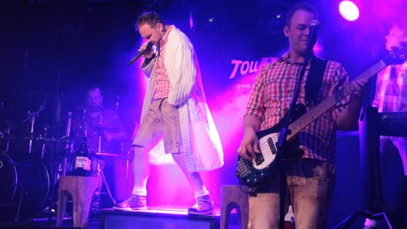 Atemlos durch die Nacht: Beim „LeoEvent“ hat die Band Tollhaus am Samstag das Festzelt mit aktuellen Schlagern zum Beben gebracht. Der erhoffte Besucheransturm blieb jedoch aus. - © Heidi Stork