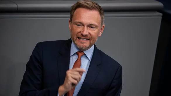 Kritik am Fahrplan f&uuml;r weitere Corona-Lockerungen - &copy; Foto: Michael Kappeler/dpa