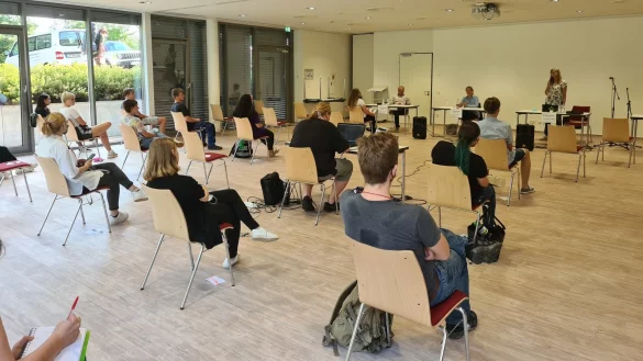 Im B&uuml;rgerhaus diskutieren Jugendliche mit B&uuml;rgermeisterkandidaten. - &copy; Johanna M&uuml;ller