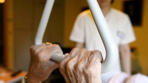 Mangelware: Pfleger in Heimen und Kliniken. - &copy; dpa