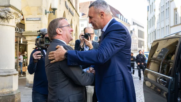 Bei der ersten Westfälischen Friedenskonferenz im Spätsommer 2023 begrüßte Verteidigungsminister Boris Pistorius Kiews Bürgermeister Vitali Klitschko. - © dpa