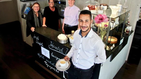 Perfekt im Service: Ulrike Masurek, Katrin Zurheide-Oberhokamp und Anja Kutschera (von links) freuen sich im Caf&eacute; und Hotel &bdquo;Kleiner Gr&uuml;nauer" mit ihrem Azubi Ali Nejjar. - &copy; Heidi Stork