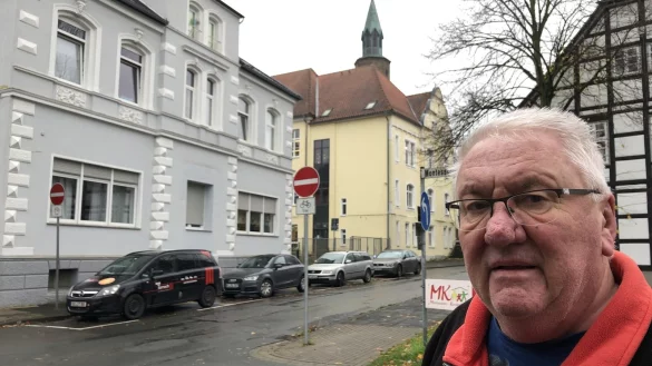 Anwohner Karl-Heinz Kaufmann h&auml;lt die Idee, die Sch&uuml;lerstra&szlig;e beidseitig f&uuml;r den motorisierten Verkehr zu &ouml;ffnen, f&uuml;r &bdquo;Irrsinn". - &copy; Thomas Reineke