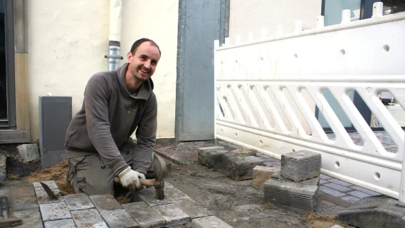 Michael Schubert verlegt mit seinen Kollegen die letzten Steine in der Mittelstra&szlig;e. Fast alle Bauabschnitte der Einkaufsstra&szlig;e hat der Pflasterer begleitet. - &copy; Kirsten Fuhrmann
