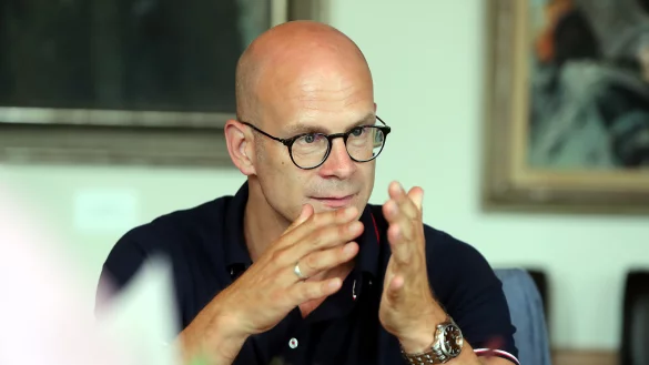 Krisenstabsleiter Ingo N&uuml;rnberger erkl&auml;rte am Montagmittag auch, warum die rund 100 Sch&uuml;ler und Lehrer erst am Mittwoch getestet werden. - &copy; Wolfgang Rudolf