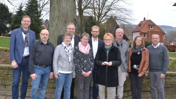 J&uuml;rgen Schell (B&uuml;rgermeister Stadt Barntrup), Thomas Behrend (Theaterlabor Bielefeld e.V.), Monika Rehmert (B&uuml;rgermeisterin Gemeinde Extertal), Friedrich Ehlert (B&uuml;rgermeister Gemeinde D&ouml;rentrup), Christine Heidsiek (Deele Brosen), Borris Ortmeier (Regionalmanagement LEADER Region Nordlippe), Uschi Buche (Deele Brosen), Uwe Kahmann (Deele Brosen), Heiderose Osterhage (Deele Brosen) und Mario Hecker (B&uuml;rgermeister Gemeinde Kalletal) freuen sich auf die Zusammenarbeit. - &copy; Kulturarbeit St&auml;rkung Nordlippe