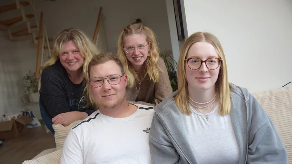 Jill Friedrichs (r.) ist ihrem Freund Frederick Schr&ouml;ter sehr dankbar. Auch Mutter Anne Friedrichs und Schwester Vivien haben die 22-J&auml;hrige in der schweren Zeit begleitet. - &copy; Karin Prignitz