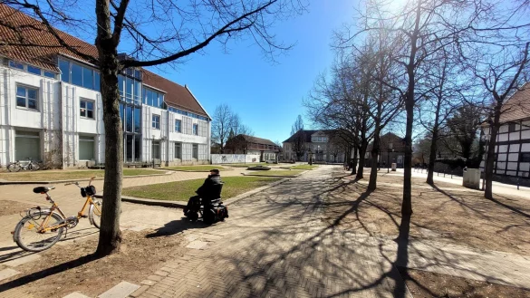 Im Rollstuhl genießt der Senior die Sonne im Lippegarten. Eine weitere Sitzgelegenheit gibt es dort derzeit nicht. - © Katrin Kantelberg