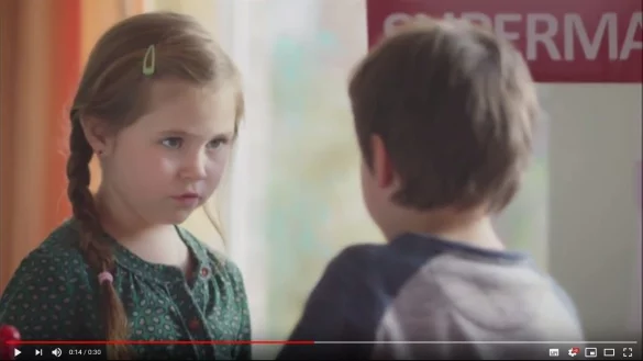 Entsetzen im Blick: Die "Verkäuferin" ist höchst unzufrieden. - © Screenshot Youtube