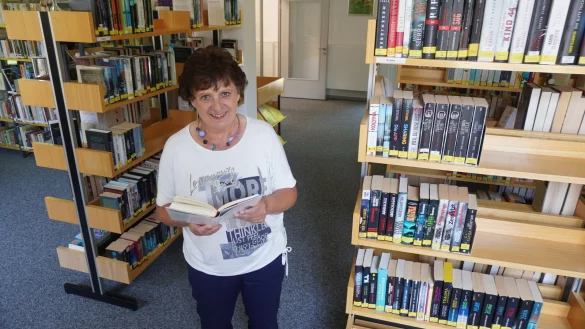 Petra Opel, ehrenamtliche Leiterin der Stadtb&uuml;cherei Schieder, freut sich auf die Neuer&ouml;ffnung der B&uuml;cherei im Marstall. - &copy; Michaela Wei&szlig;e