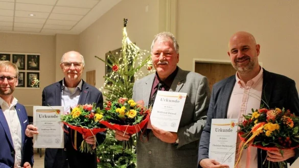 Bürgermeister Borris Ortmeier (von links) mit den geehrten Ratsmitgliedern Andreas Wilde, Wilfried Düwel und Christian Olschewski. Es fehlt Adolf Albert. - © Lorraine Brinkmann
