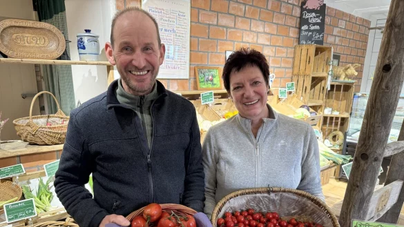 Frank und Halina Blaurock bietet in ihrem Bauernladen im Sommer überwiegend eigene Produkte an, im Winter wird zugekauft. - © Sandra Castrup
