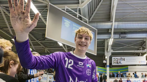 Linus Borreck beeindruckt mit seiner riesigen Spannweite gegen Löwen-Nachwuchsspieler Felix Göttler (links). - © Heinz J. Zaunbrecher