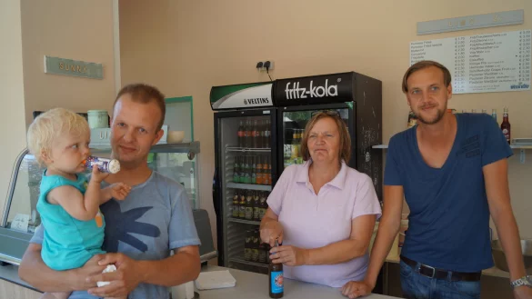 Begehrte Erfrischungen: W&auml;hrend der kleine Ben bereits bestens mit dem Eis versorgt ist, wird sein Vater Daniel Rubart gleich eine Cola-Orangen-Limonade von Angelika und Steven Ord (von links) bekommen. - &copy; Jan Christian Pinsch