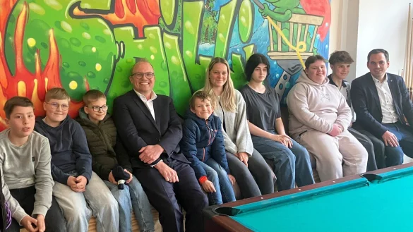 Kinder und Jugendliche haben mit MdL Jochen Ott (Mitte) und Bürgermeister Torben Blome (rechts) diskutiert. - © SOS-Kinderdorf Lippe