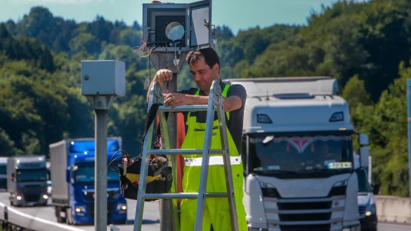 Rundumerneuert wurde der A2-Blitzer. Boris Hulsch von der Firma Jenoptik hat das High-Tech-Ger&auml;t aufger&uuml;stet. - &copy; Andreas Zobe