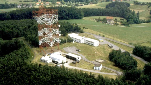 Ein Foto, das es nicht geben dürfte: Hans Böhm hat die Luftaufnahme verbotenerweise während der Stationierung der Amerikaner gemacht. Sie zeigt den ehemaligen Radarturm und die Gebäude, die heute von den Mennoniten genutzt werden. - © Foto: Hans Böhm