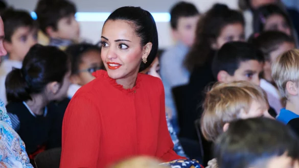 Sawsan Chebli (SPD), Staatssekret&auml;rin f&uuml;r B&uuml;rgerschaftliches Engagement und Internationales in der Berliner Senatskanzlei, sitzt mit vielen Sch&uuml;lerinnen und Sch&uuml;lern als Gast in einer Schulauff&uuml;hrung. - &copy; Annette Riedl/dpa