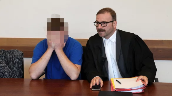 Der Angeklagte und sein Anwalt Martin Mauntel. - &copy; Bernhard Preuss