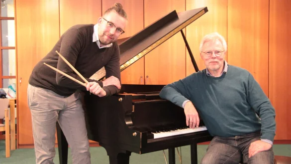 Werner Strootmann (rechts) geht nach 33 Jahren als Musikschulleiter in Kalletal in den Ruhestand. Nils Schmidtpeter (links) wird sein Nachfolger. - &copy; Karolina Schmidt