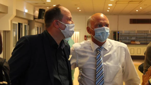 Beinah ungl&auml;ubig geht der Blick von Christoph Dolle (SPD) zum amtierenden B&uuml;rgermeister Klaus Gleise. Mit der letzten Schnellmeldung verfehlt der 44-J&auml;hrige knapp die Mehrheit und muss bei der Stichwahl erneut antreten.&nbsp; - &copy; Seda Hagemann