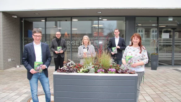 B&uuml;rgermeister Martin Hoffmann, Amtskollege Markus Baier, Regionalmanagerin Susanne Weishaupt, B&uuml;rgermeister Mattthias Kalkreuter und Margarete Wi&szlig;mann, Leiterin des Fachteams Umweltplanung (von links), stellen die Brosch&uuml;re "Bunt statt Grau" vor. - &copy; Cordula Gr&ouml;ne