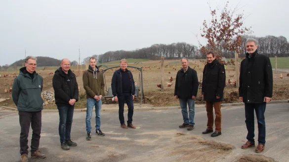 Matthias Heupel (von links), Alexander Horn und Sebastian Horn, Dieter Hagedorn, Reinhard Petig, Dr. Herbert Quakernack und Siegbert J&auml;ger auf dem neu errichteten Eierhof der Familie Horn in H&ouml;rste. 9000 H&uuml;hner legen hier Eier. - &copy; Cordula Gr&ouml;ne