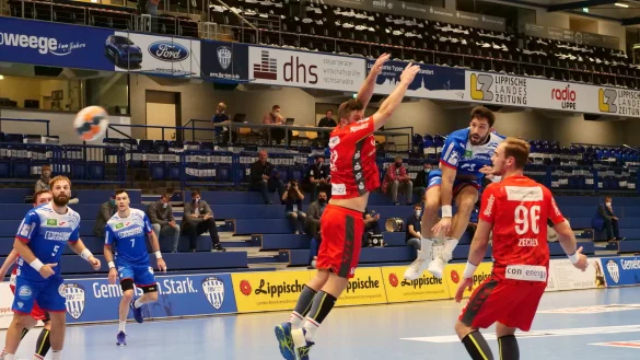 Neben einigen TBV-Mitarbeitern verfolgten auf der Haupttrib&uuml;ne auch die verletzten Finn Zecher und Jari Lemke, wie energisch Tim Suton hier zum 14:11 abzog. Foto: J&ouml;rg Hagemann - &copy; J&ouml;rg Hagemann