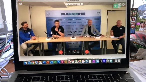 Auf Abstand: Mit der Videoschalte mit den Sponsoren zeigte der TBV Lemgo Lippe dennoch N&auml;he. Es informierten (von links) Trainer Florian Kehrmann, Gesch&auml;ftsf&uuml;hrer J&ouml;rg Zereike, Beiratsvorsitzender Herbert Vogel und Gesch&auml;ftsf&uuml;hrer Ulrich Kaltenborn. - &copy; J&ouml;rg Hagemann