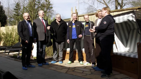 Dietmar Kluge (rechts) erl&auml;utert die Ver&auml;nderungen
in der Einrichtung. Mit dabei sind (von links) Klaus
Stein, Stefan Rother, G&uuml;nter Brade, Michael Becker und Anke
Peithmann. - &copy; Landesverband Lippe