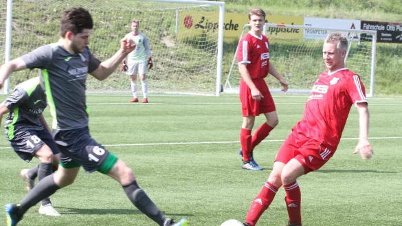 Kampf um den Ball: Der Barntruper Ingo Brand (rechts) ist vor Nico Z&uuml;nd vom TSV Oerlinghausen am Ball. - &copy; Sebastian Lucas(LZ)