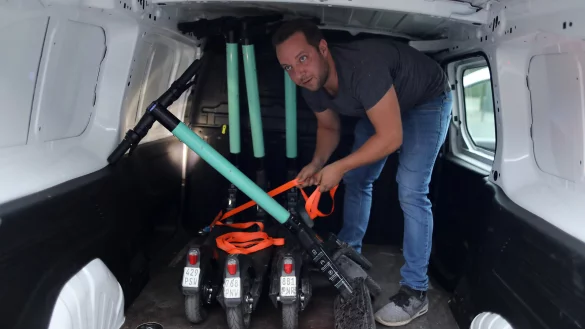 Oliver Jaworek, Hunter beim E-Scooter Verleiher Tier in K&ouml;ln, bindet elektrische Tretroller in einem Transporter fest.&nbsp; - &copy; dpa
