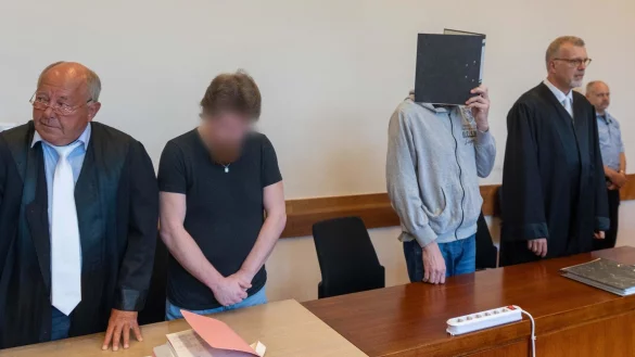 Die Angeklagten Mario S. und Andreas V. mit ihren Verteidigern J&uuml;rgen Bogner (links) und Johannes Salmen. - &copy; Jannik Stodiek