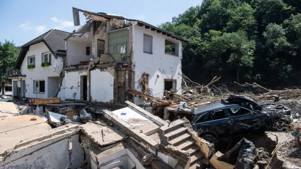 - &copy; Boris Roessler/dpa