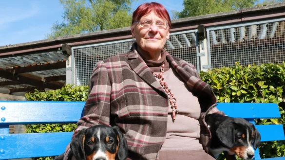 Mit Herz f&uuml;r Tiere: Die Vereinsvorsitzende Karin G&ouml;hner kuschelt mit "M&uuml;cke" und "Motte". Die beiden Entlebucher Sennenhunde geh&ouml;ren zu einem Wurf, der im Tierheim entbunden wurde. Rund um die Uhr haben sich die Ehrenamtlichen und Mitarbeiter darum gek&uuml;mmert, dass die Tiere die ersten Wochen &uuml;berstehen. - &copy; Yvonne Glandien