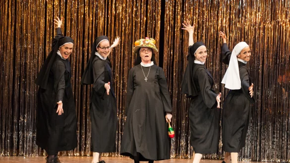 Nonnen-Performance: Silke Dubilier, Kerstin Klinder, Kirsten Labonte, Katharina Martin und Petra Straussov&aacute; zeigen auf der B&uuml;hne vollen Einsatz. - &copy; Landestheater/Pfeifer