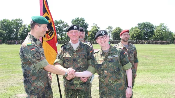 Handschlag: General Heico H&uuml;bner (links) &uuml;bergibt die Verantwortung f&uuml;r die Panzerbrigade 21 &bdquo;Lipperland" an Oberst Ansgar Meyer. In der Mitte: Divisionskommandeur General J&uuml;rgen-Joachim von Sandrart. - &copy; Thorsten Engelhardt