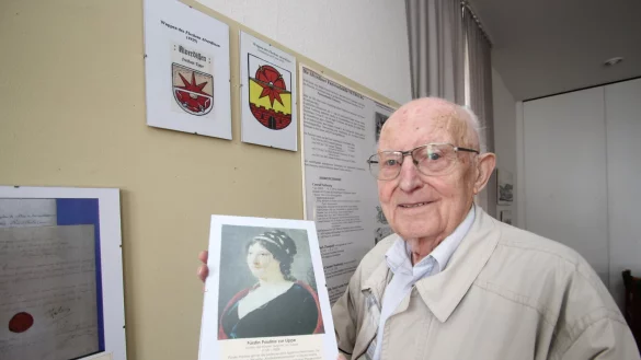 Helmuth Welsch zeigt auf diesem Archivfoto von 2021 ein Bild von F&uuml;rstin Pauline. - &copy; Jens Rademacher