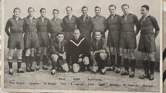 Marianne Hebsakers j&uuml;ngster Onkel Herbert Rasch (kniend, links) wird von seinem &auml;lteren Bruder nach Kaiserslautern geholt. Dort wird er 1951 zusammen mit Fu&szlig;ball-Legende Fritz Walter (ganz links, stehend) 1951 Deutscher Meister. - &copy; Bildrechte: Marianne Hebsaker