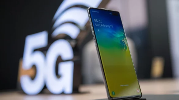 Ein Smartphone wird ausgestellt - &copy; Foto: Andrea Warnecke/dpa-tmn