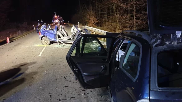 Bei dem Verkehrsunfall wurde ein Mensch im Fahrzeug eingeklemmt. - &copy; Feuerwehr L&uuml;gde