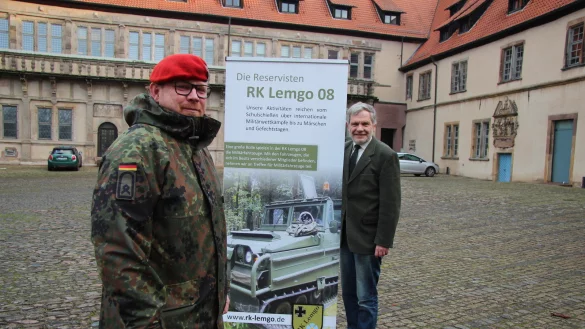 Ren&eacute; Schrader und Dr. Reiner Austermann von der Reservistenkameradschaft Lemgo. - &copy; Katrin Kantelberg