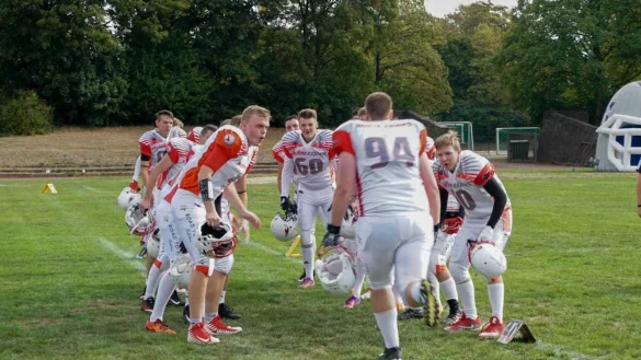 Ritual: Vor dem Kickoff motivieren sich alle Akteure der White Hawks noch einmal gegenseitig. - &copy; TuS Kachtenhausen White Hawks