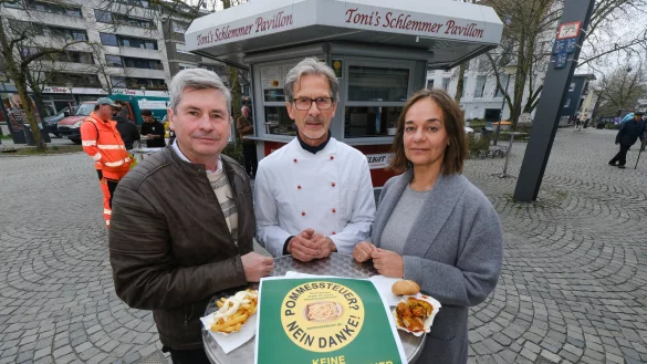 Sind sich einig in ihrer Ablehnung einer Verpackungssteuer für Bielefeld: Rainer Seifert (v.l., für die FDP im Stadtrat und Bezirksvertreter), Schlemmer-Pavillon-Chef Toni Martic und FDP-Spitzenkandidatin Jasmin Wahl-Schwentker. - © Andreas Zobe